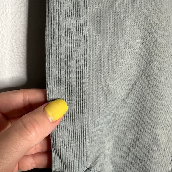 Lululemon Women's Early Grey Awakening Crop Taryn Toomey Collection 17" Size 8 - Picture 3 of 7